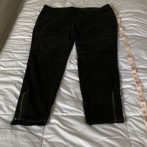 Tickled Teal Black Cropped Leggings with Zipper Details